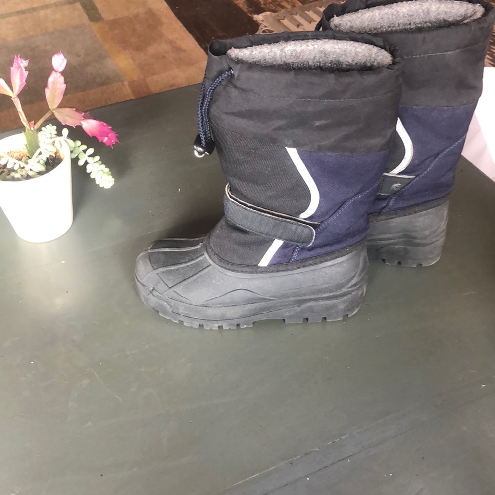 LL Bean kid’s size 2 insulated boots